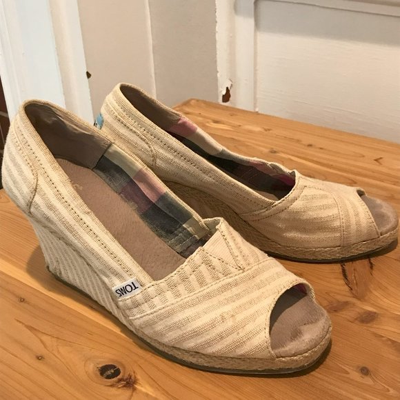 TOMS Open Toe Striped Wedges, Beige & White, Size 7 - Picture 1 of 4